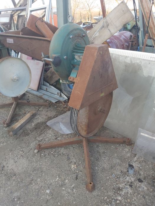 Moară cu ciocanele la tractor