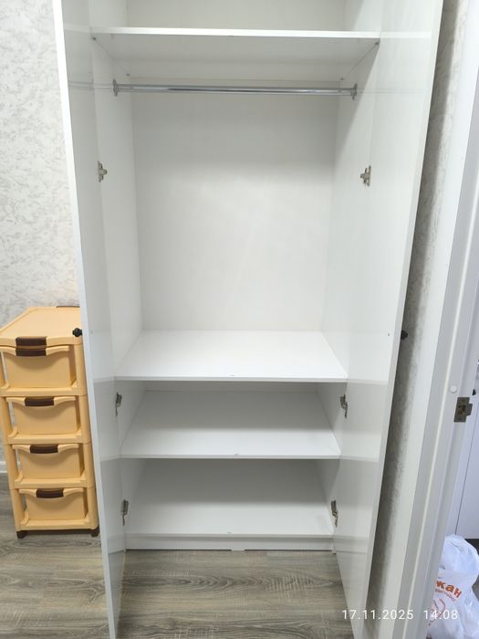 Шкаф для одежды и платьев