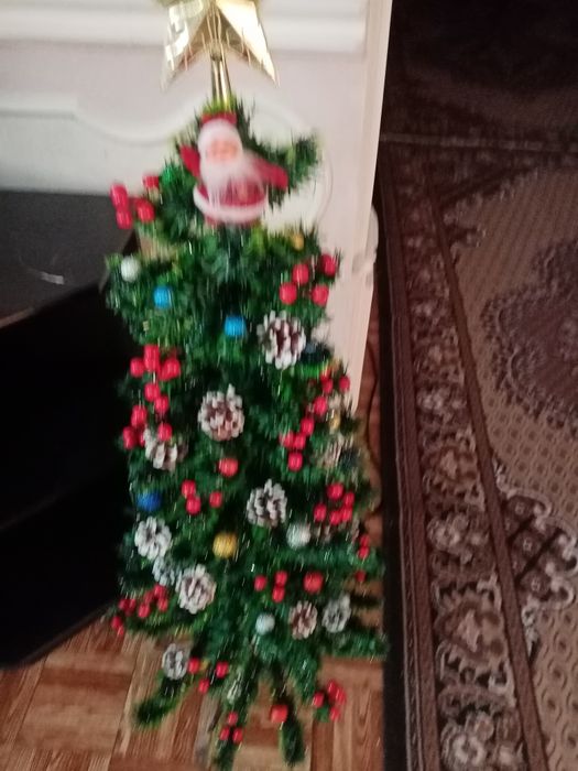 Ёлки укомплектованные сшишками и ягодами