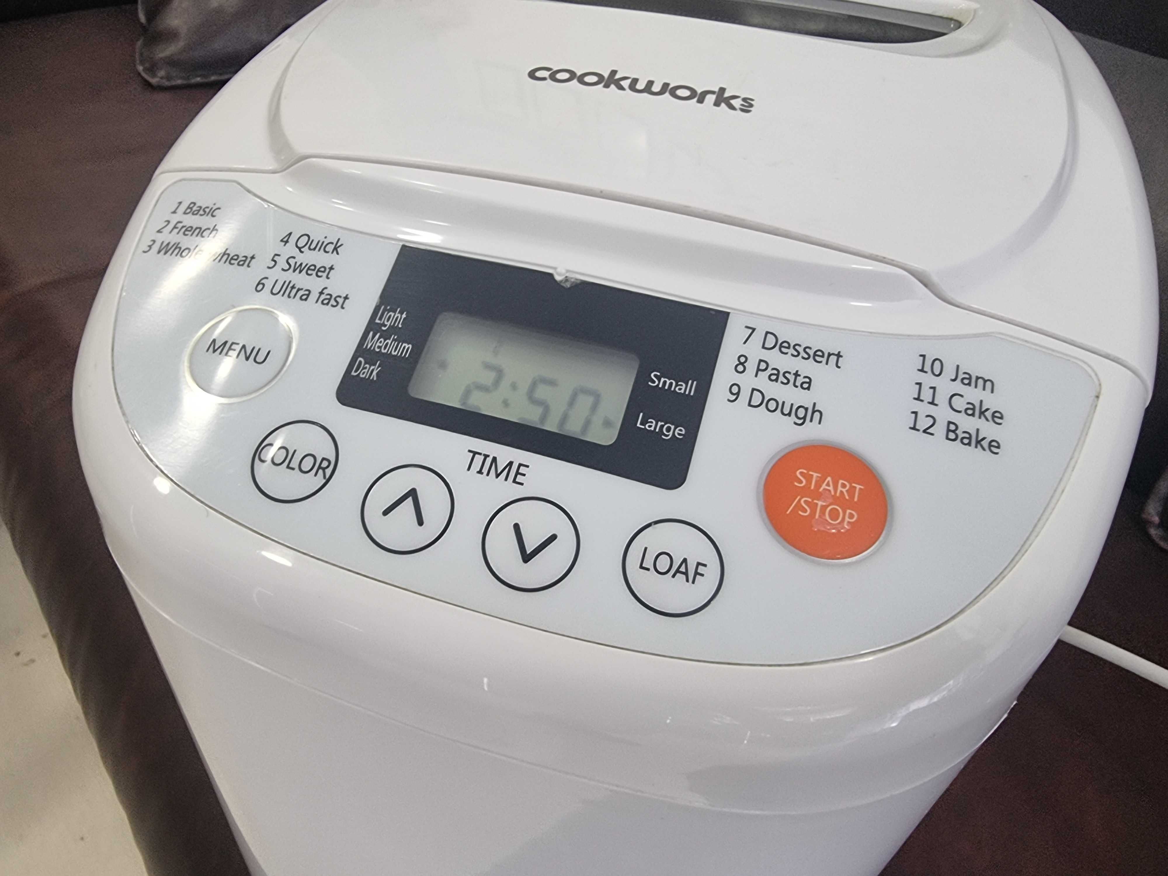 Хлебопекарна с 12 дигитални програми 580W