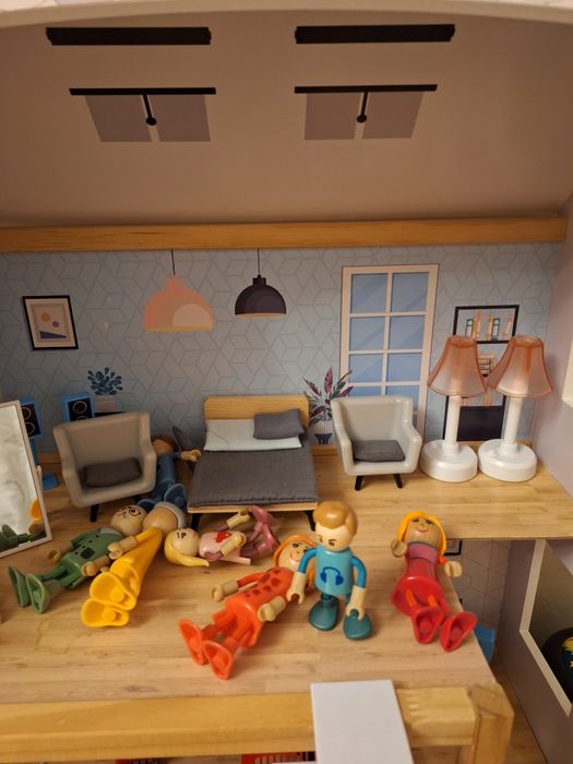 Дървена къща за кукли