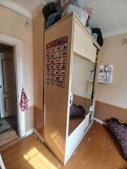 Шкаф сотаман ранги ок ойналий. Карши шахар