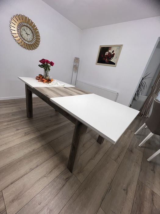 Masă extensibila cu 6 scaune – din lemn, stare excelentă.