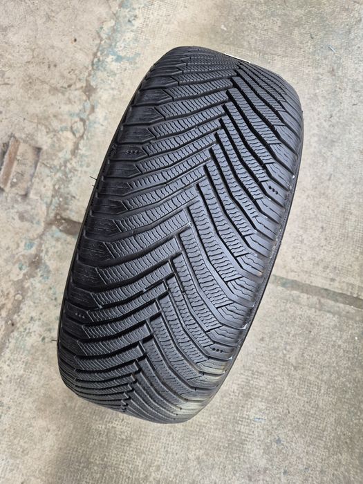 O bucată 205/50 R17 M+S iarnă - una Michelin Semperit