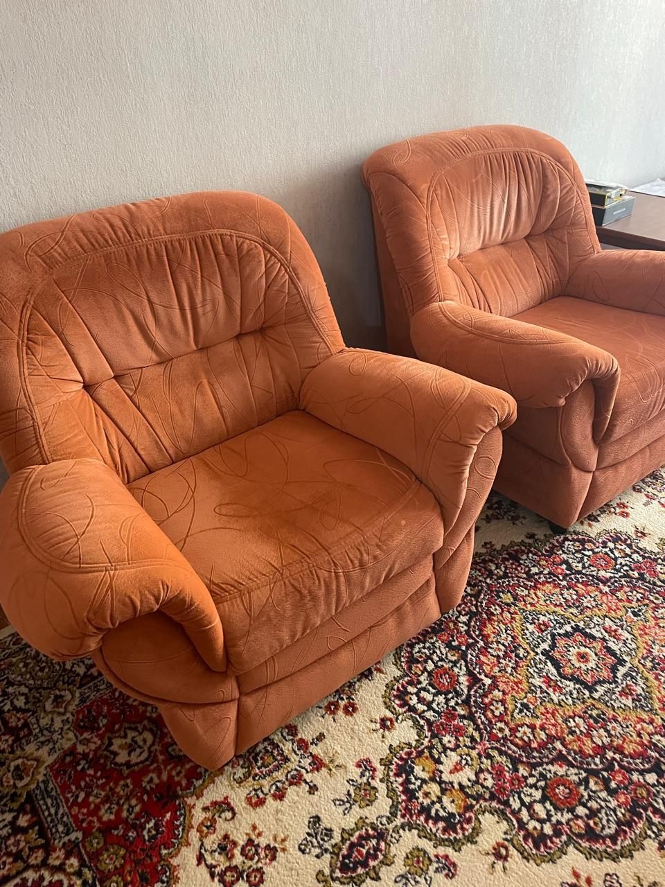 Продам диван с 2мя креслами, стол и стулья