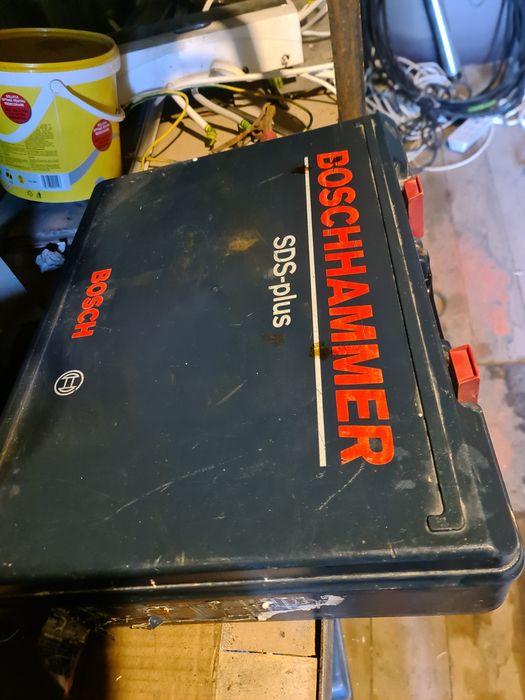 Продавам перфоратор на батерии Бош