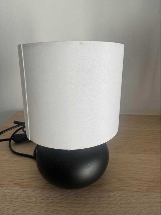 Lampă de masă – IKEA TVÄRFOT (Negru/Alb)