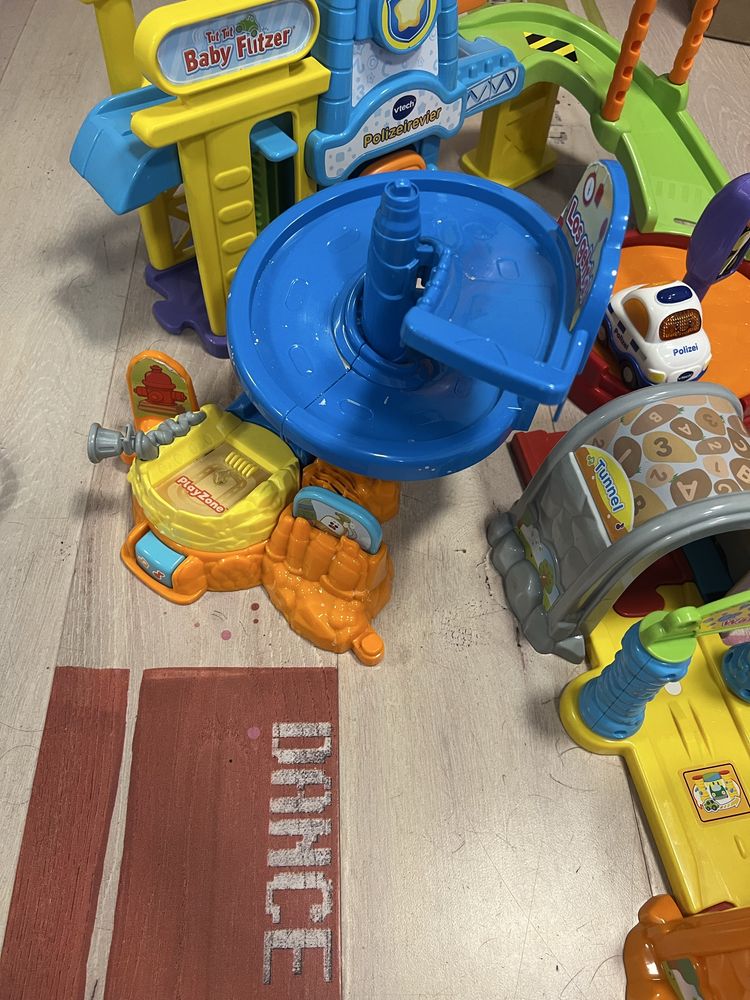 Голяма vtech писта, с полиция, пожарна и музикална кола