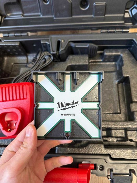 Nivela Laser Milwaukee M12 CLLP-301C