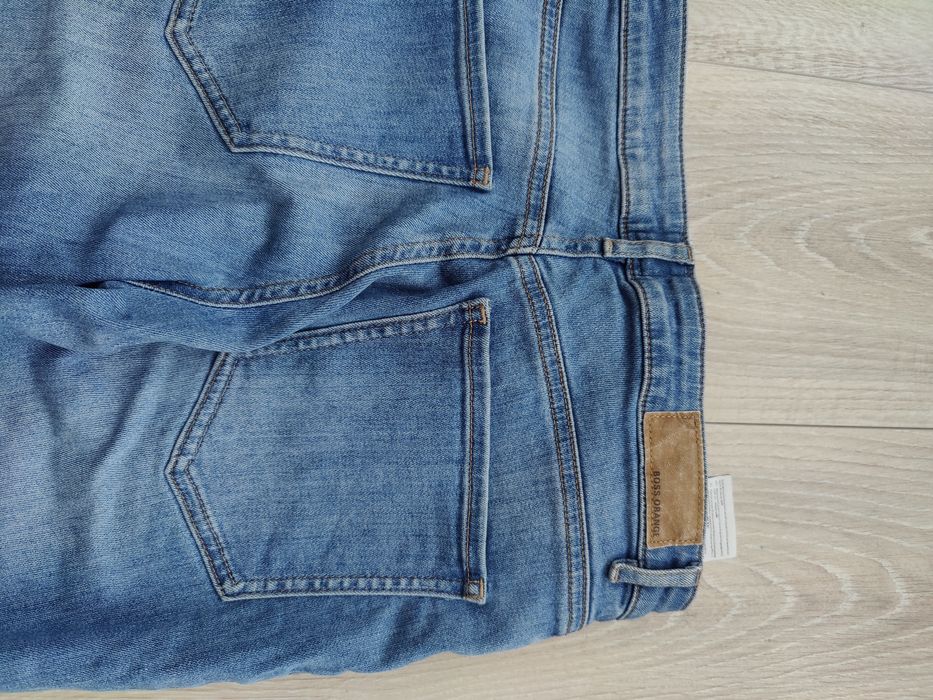 Vând blugi Boss, mărimea XS/S, de culoare albastră