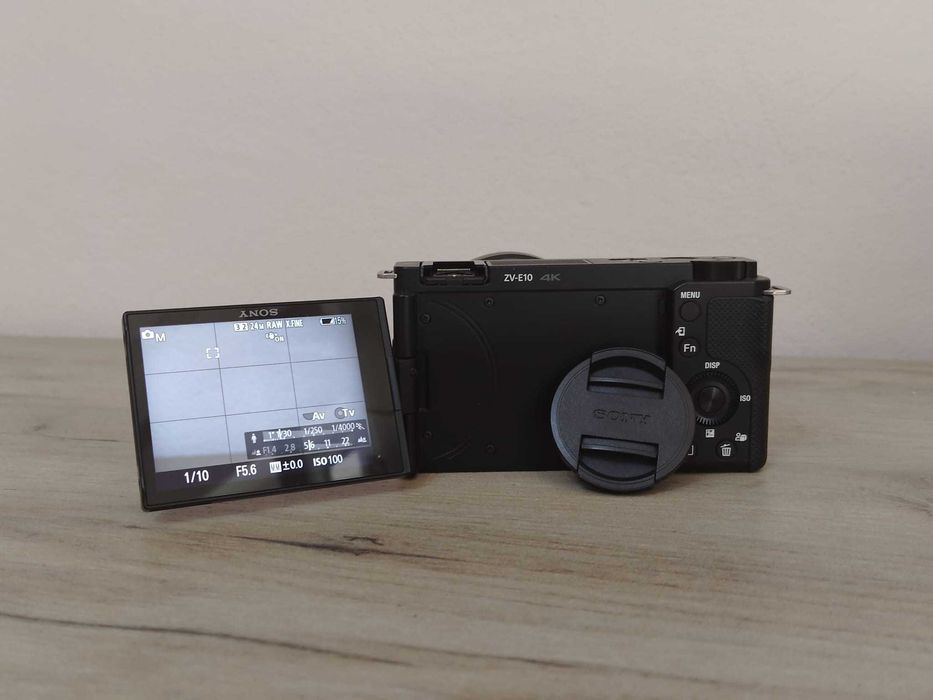 aparat foto Sony ZV-E10 cu 16-50 vlogging