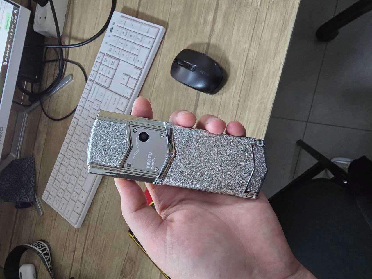 osha mashxur VERTU telefoni keldi