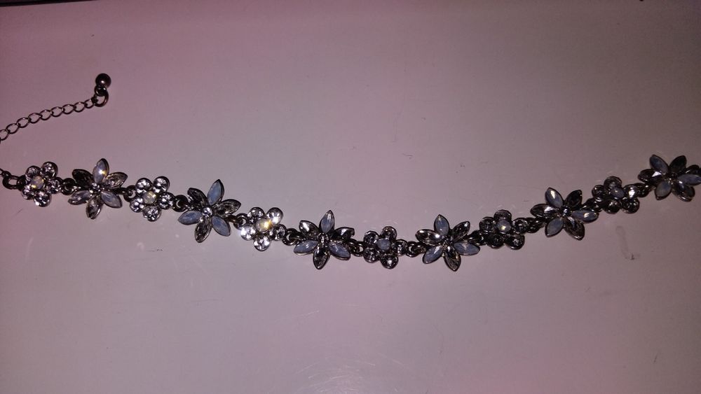 Нежна гривна с блестящ ефект.