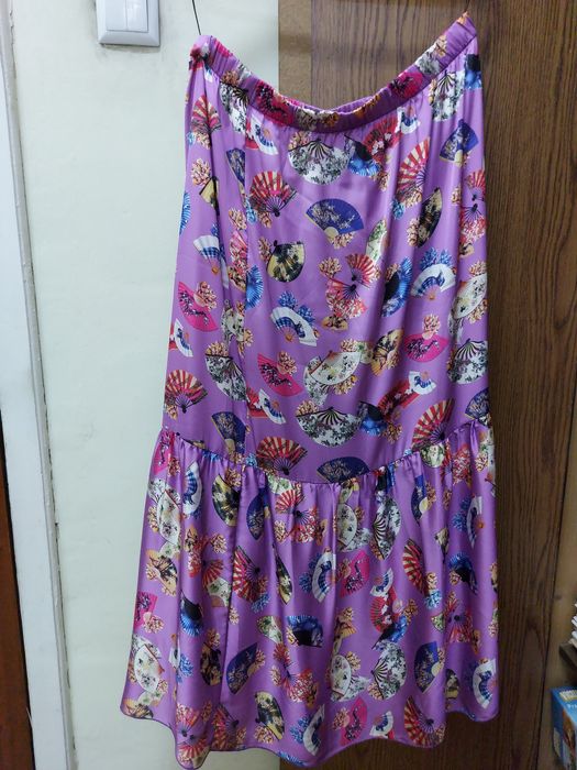 Fuste, bluze și tricouri, diverse modele si marimi.