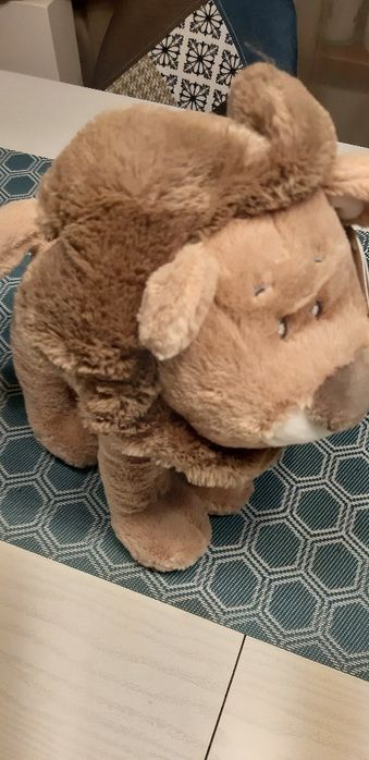 Плюшена играчка лъв.