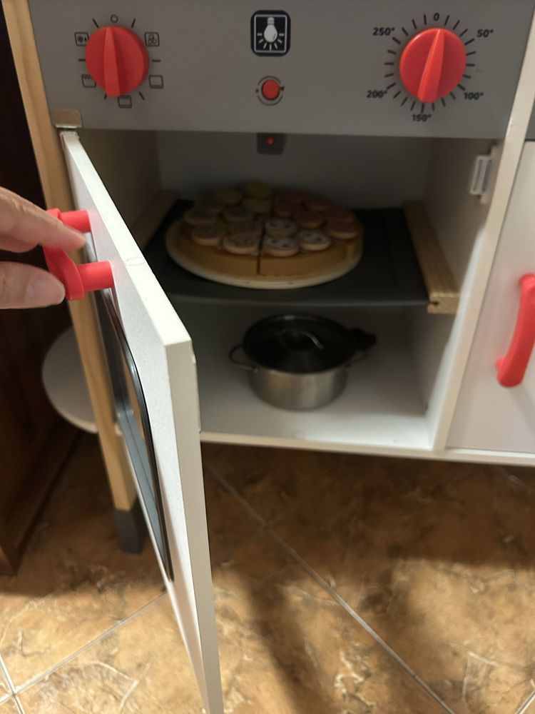 Детска кухня от дърво