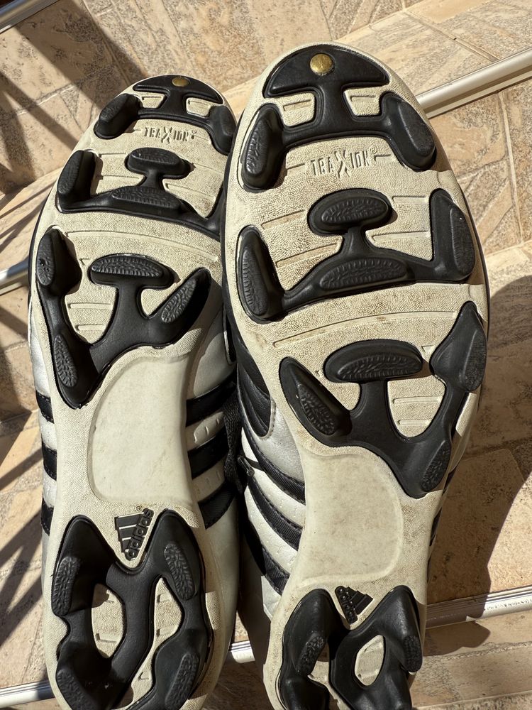 Бутонки adidas.