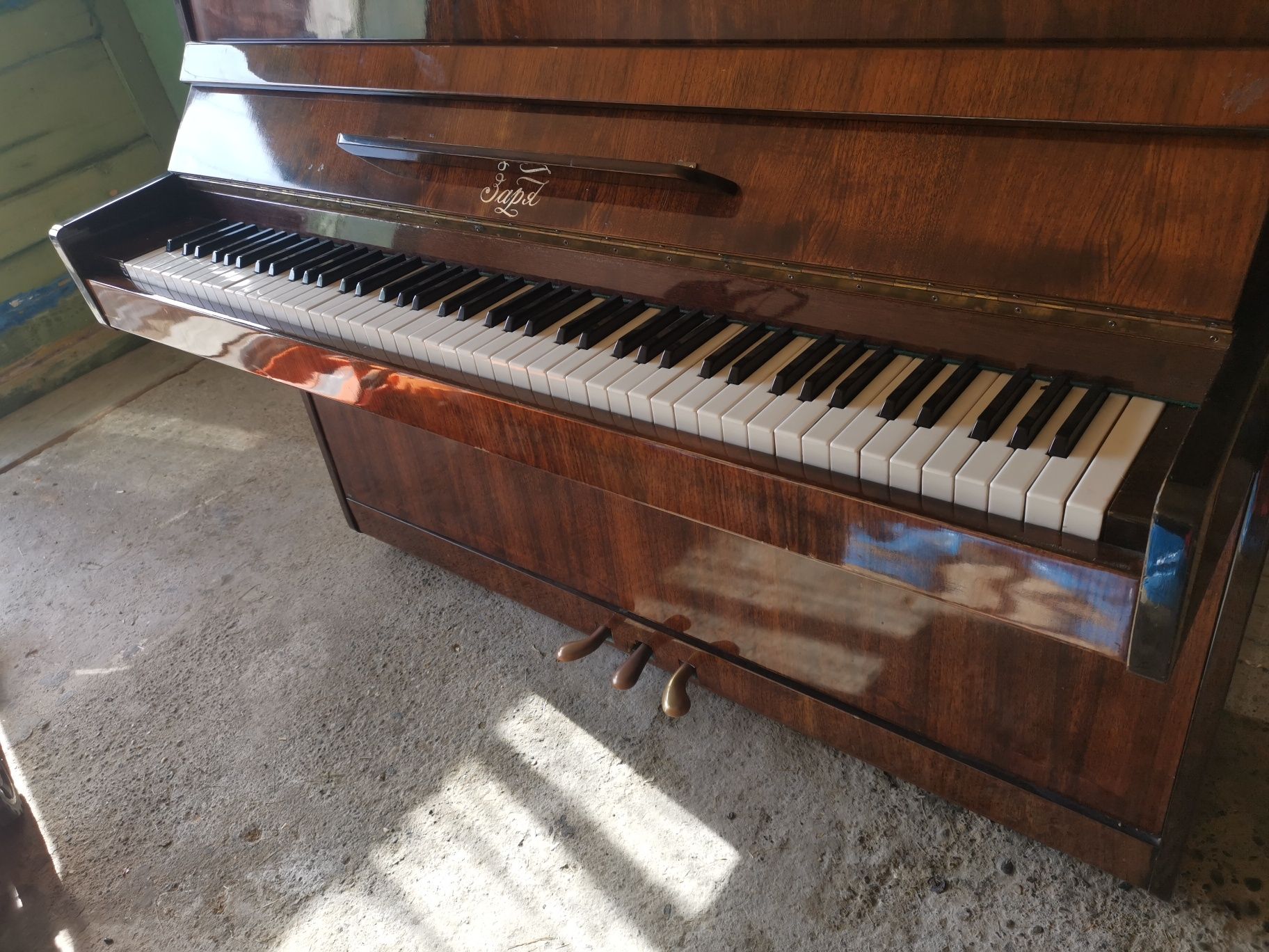 Vând pianina clasica
