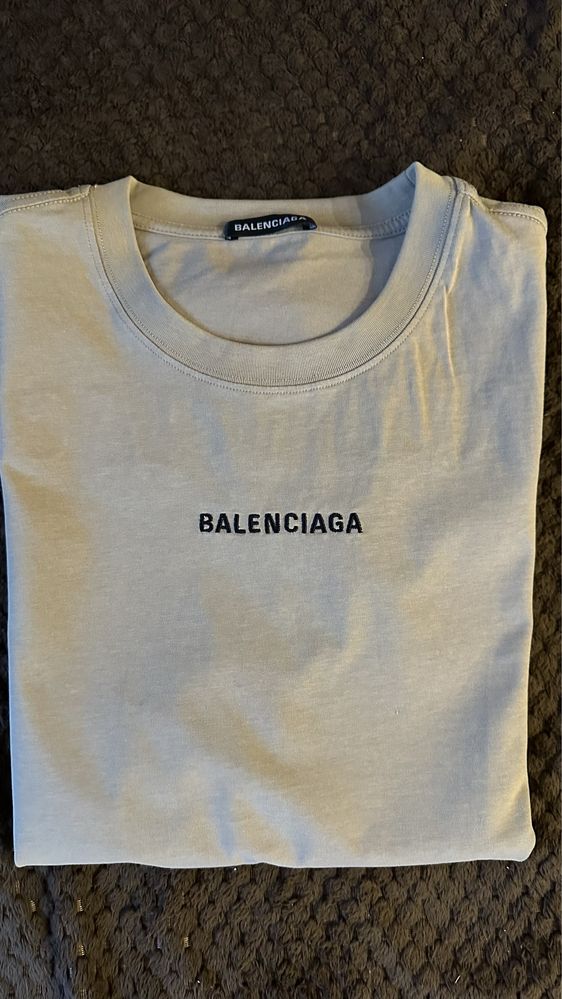 Продавам чисто нова мъжка тениска Balenciaga
