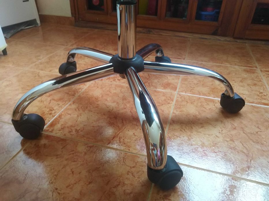 офис стол черен метален