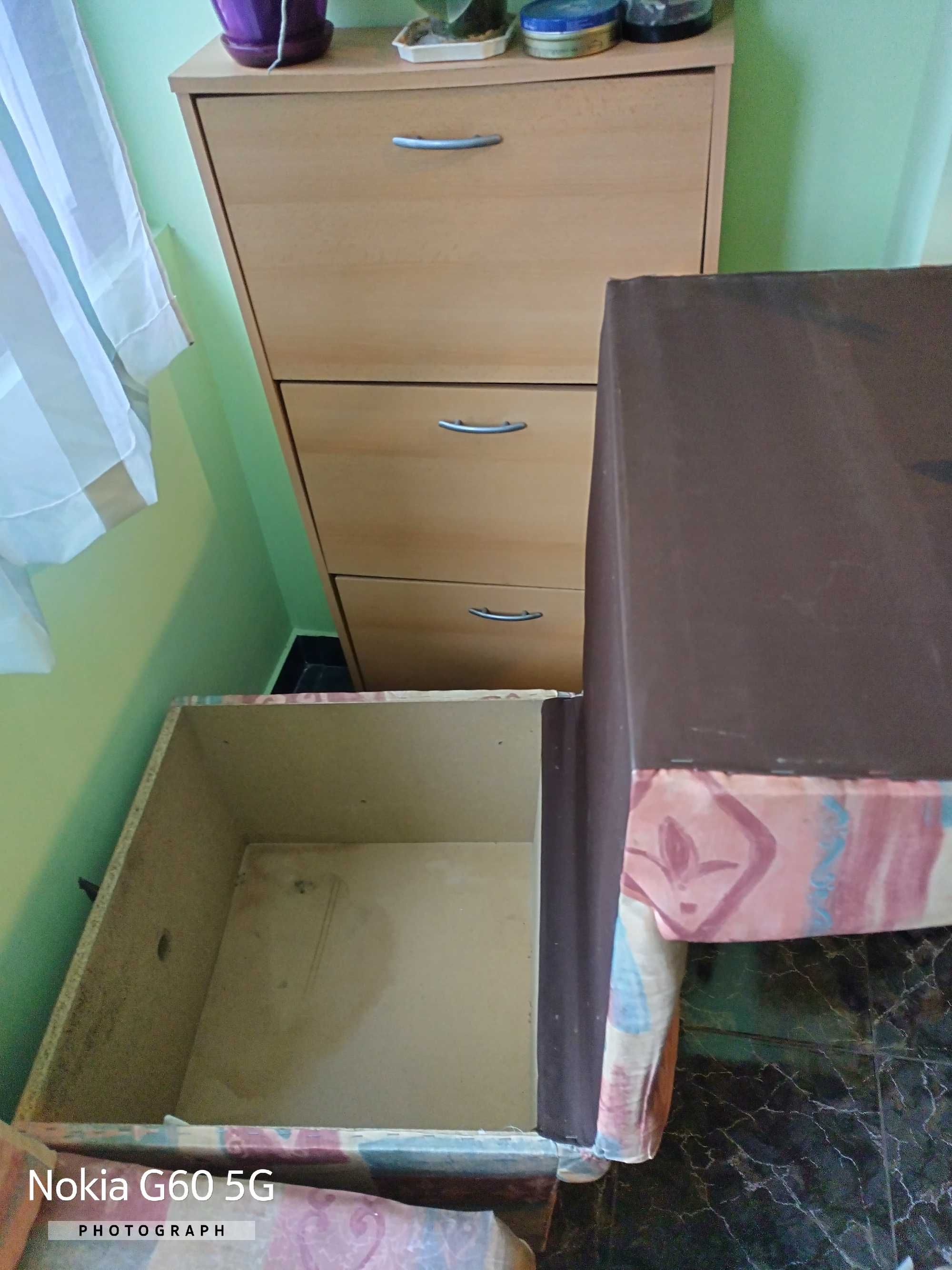 ПОДАРЯВАМ използвано диванче за кухня.