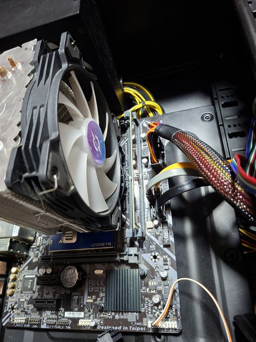 Vand kit pc cu i 5 9600kf placa de baza h310m a 2.0 si 16 gb ram