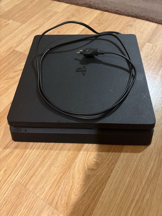 Vand Ps4 slim cu 2 controllere si joc the crew