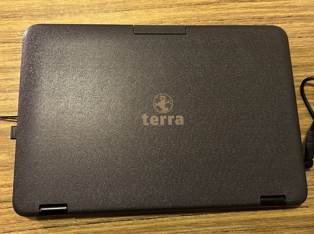 Продавам лаптоп TERRA MOBILE 360-11