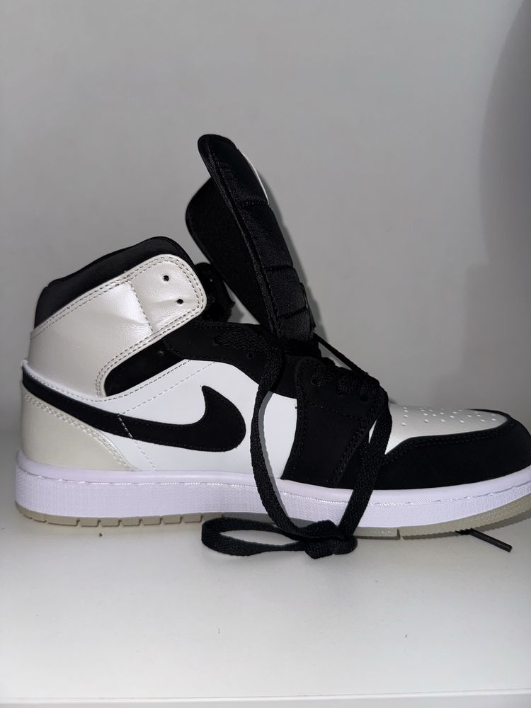 Adidasi Jordan 1 Mid