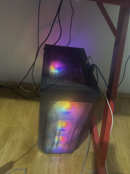 Vand pc gaming performant cititi toata descrierea