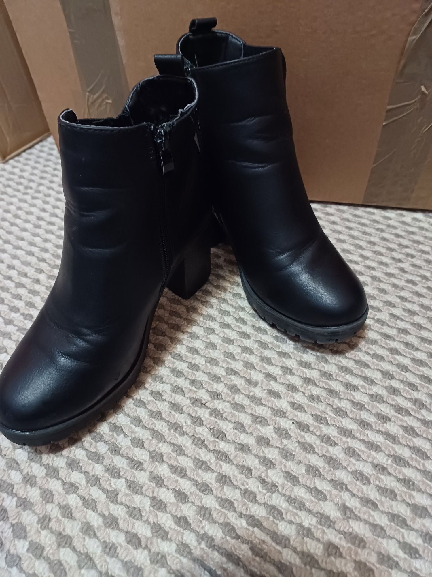 Botine cu toc, mărimea 37