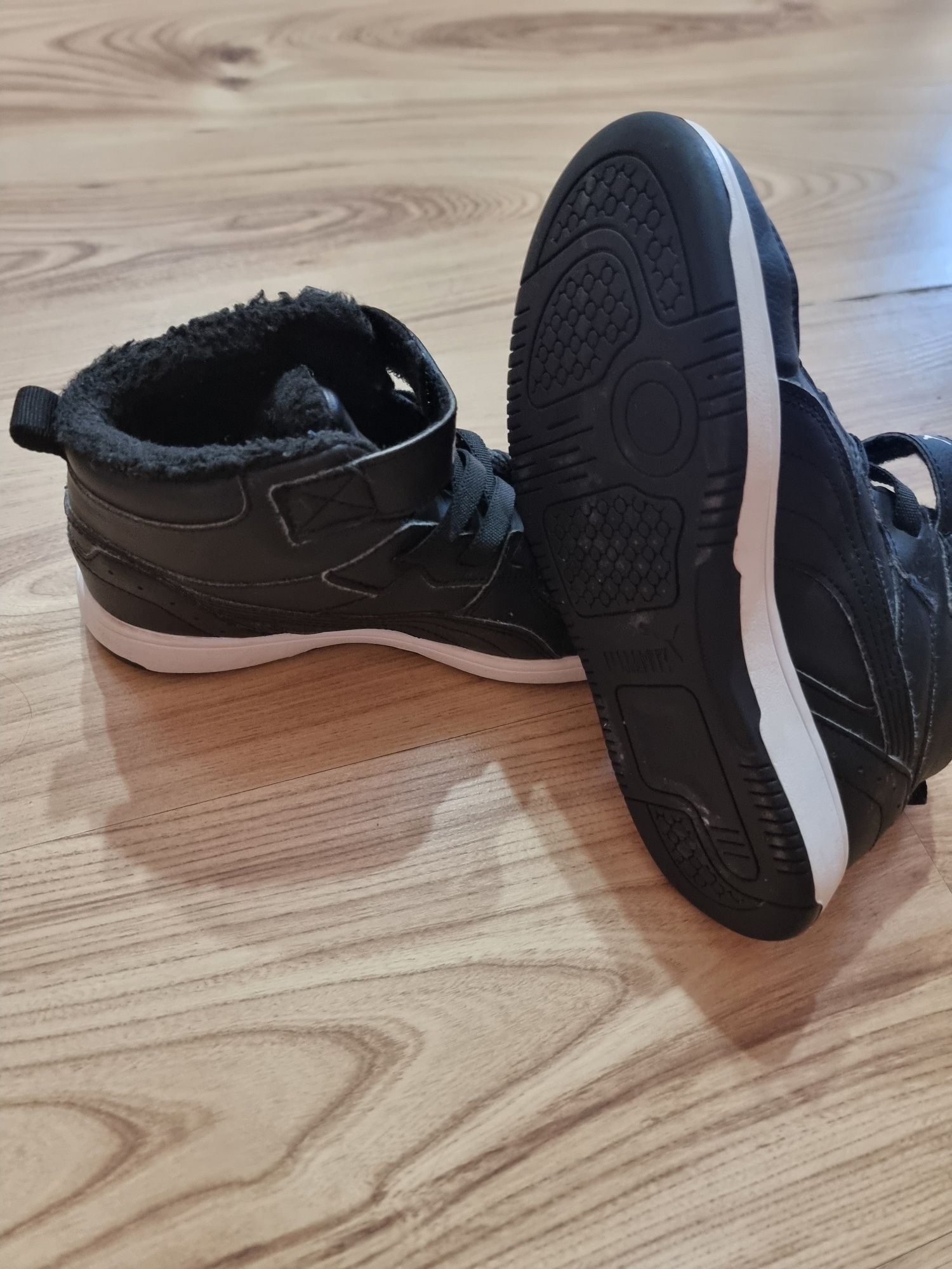Продавам детски кецове PUMA