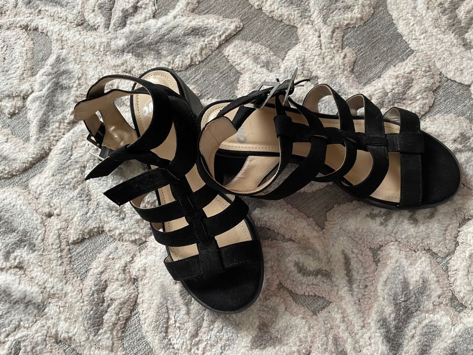 Sandale noi. Marime 37