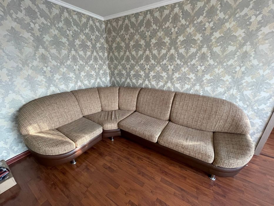 Диван угловой на ножках