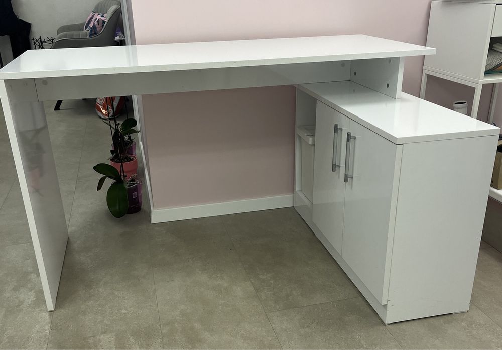 Бюро за маникюр/ офис / стаята