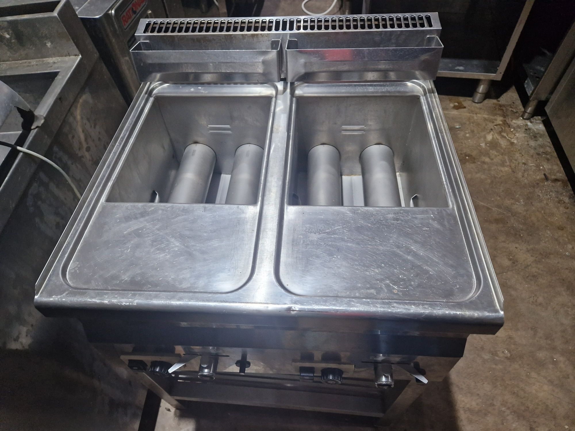 Friteuza dubla de.putere, la 380v, de banc sau cu banc