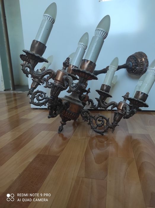 Люстра старенькая.