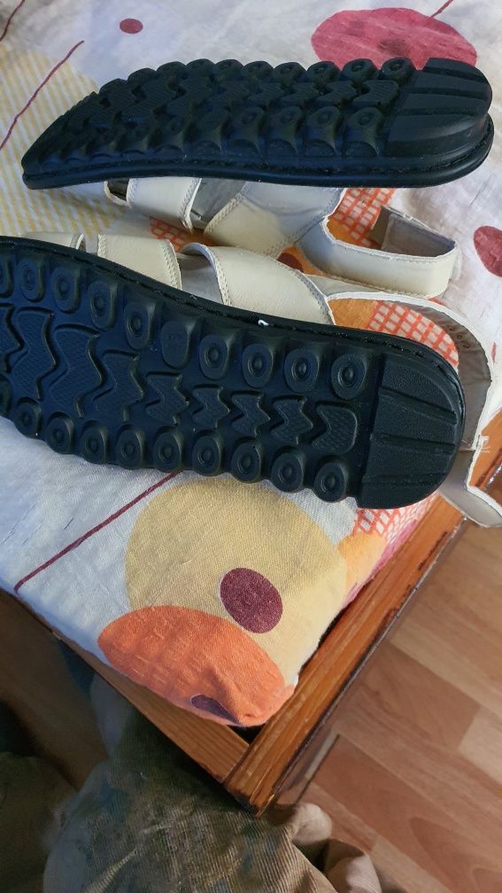 Sandale noi WALKMAXX și CLOWSE