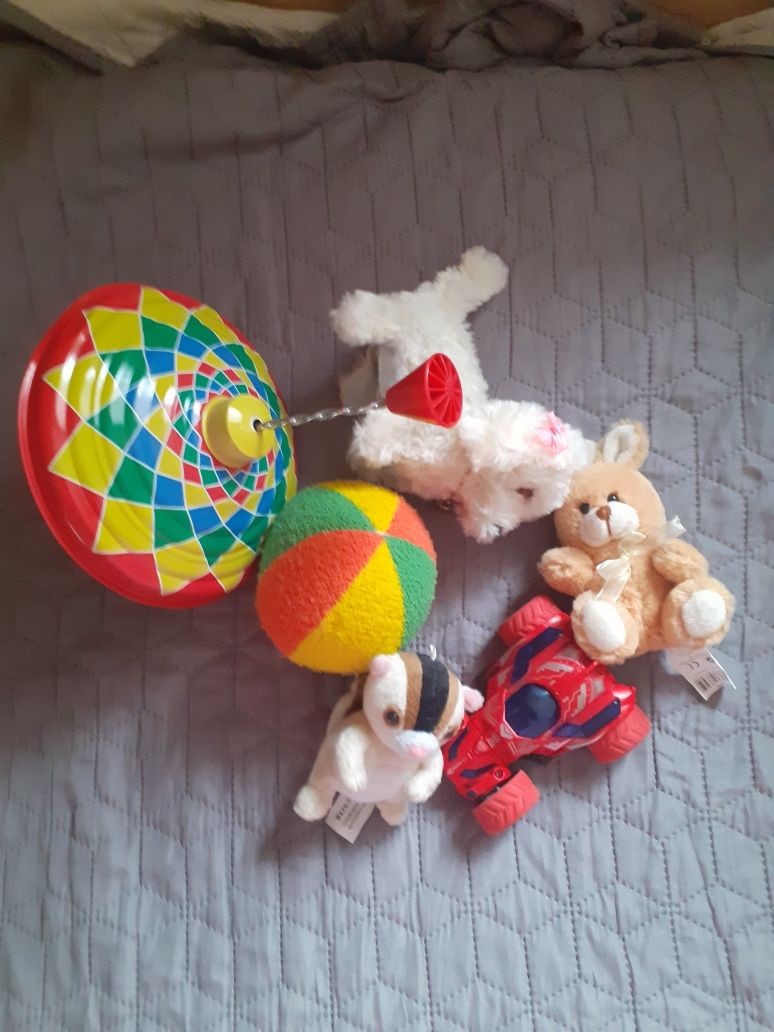 Подарявам различни играчки