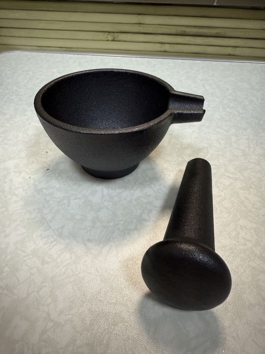 Чугунено хаванче за подправки с чукало