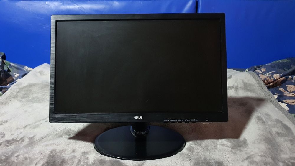 Vând Monitor LG cu Alimentare