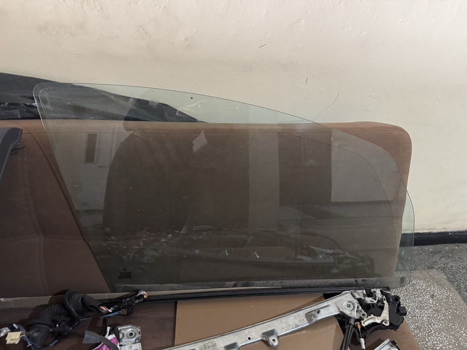 Пълно оборудване за дясна предна врата на Mitsubishi Colt