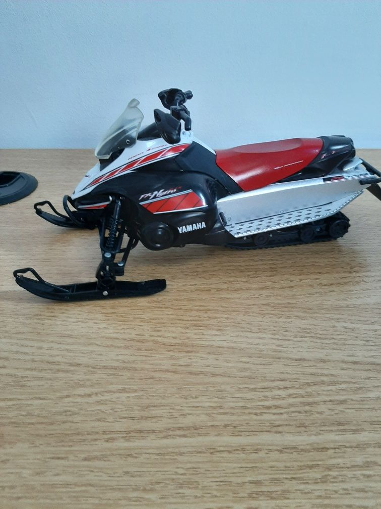 Macheta jucărie snowmobile Yamaha scara 1:12