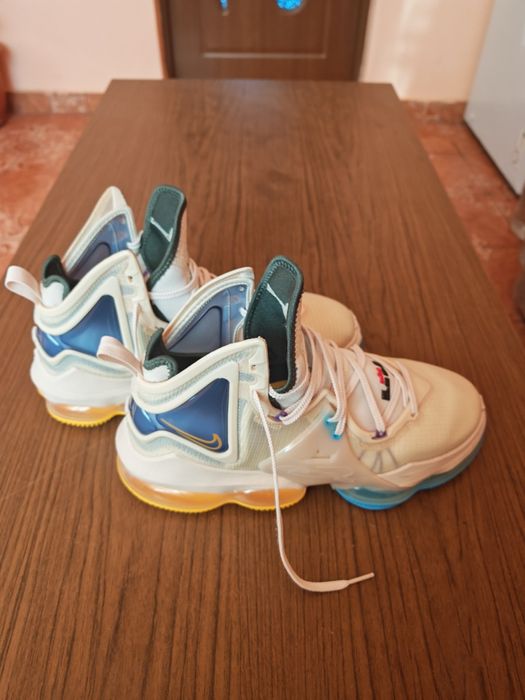 Vând ghete Nike  LeBron 19