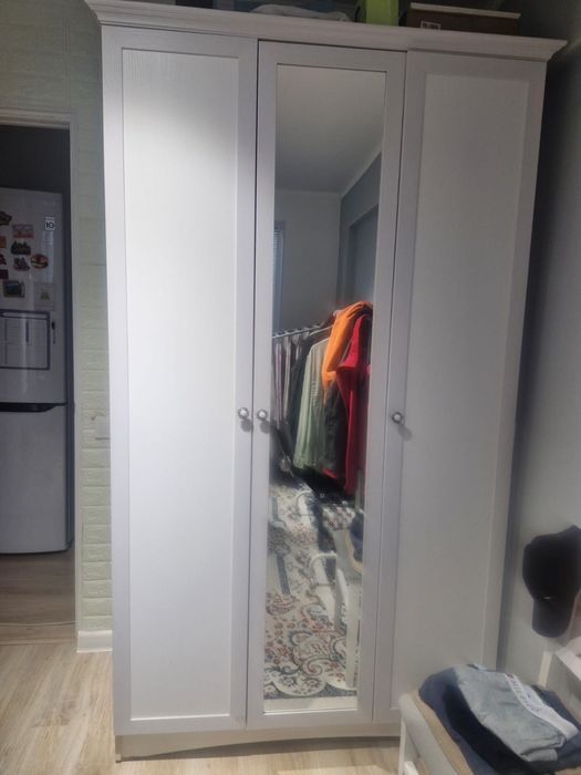 Шкаф с зеркалом.