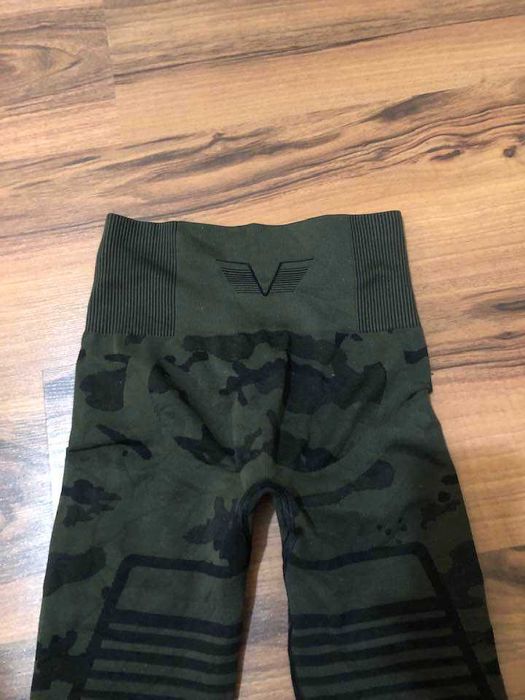 разпродажба на спортни тениски и оформящ безшевен клин