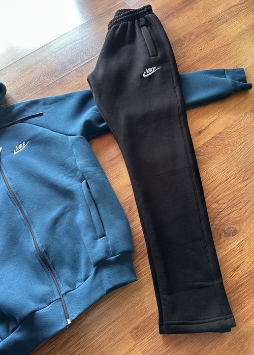 Мъжки,ватиран екип Nike с бродирано лого и ципове на джобовете