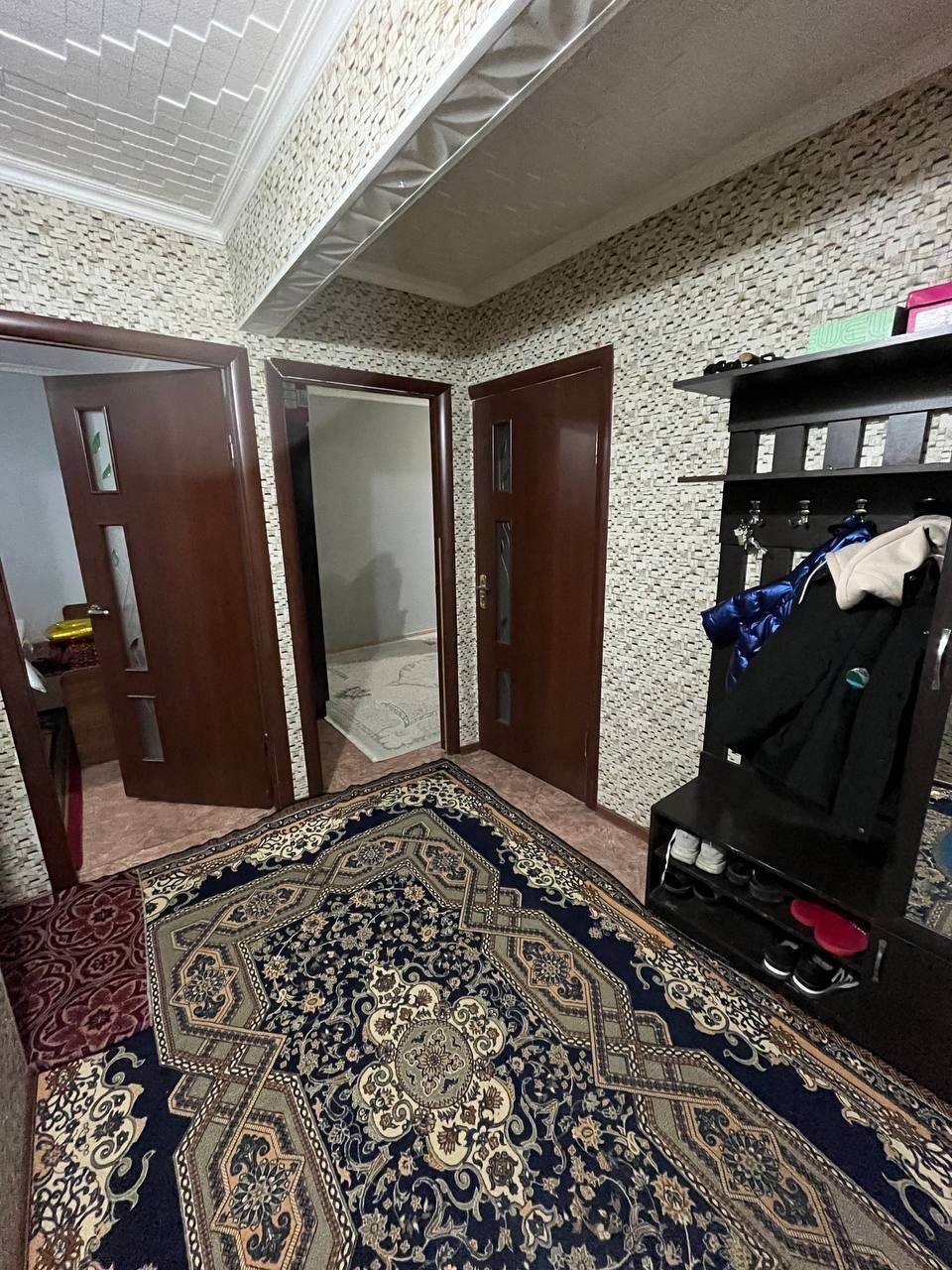 Продается 4 комн. квартира и гараж.