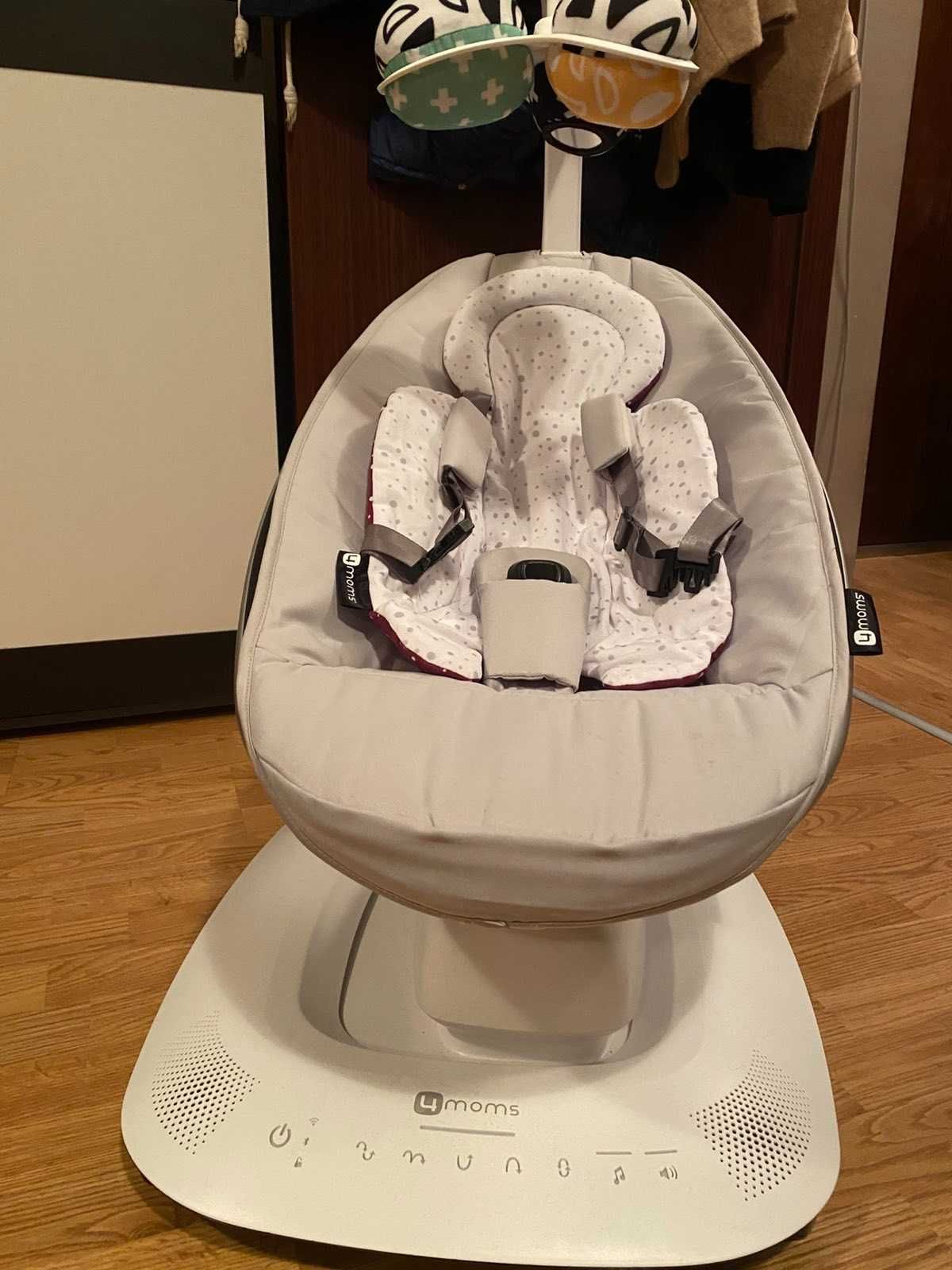 MamaRoo 5 с подложка за новородено