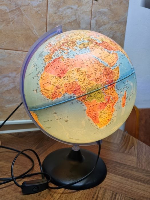 Glob pamantesc luminat